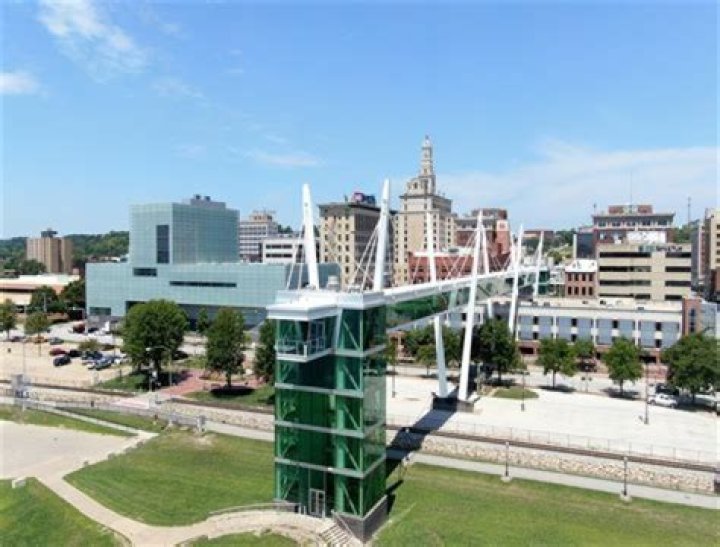 Discover The Impactful Art Of Helen Derechin In Minneapolis