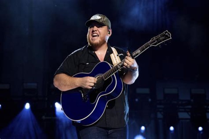 Luke Combs' 'Growin' Up' Unseats Wallen's 'Dangerous' From No.1